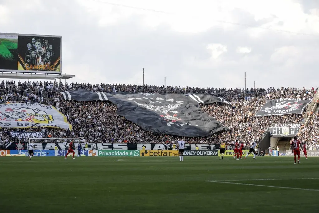 Torcida do Corinthians na Neo Química Arena. (Photo by Ricardo Moreira/Getty Images)