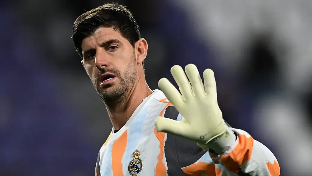 Goleiro Courtois, de camisa branca, com emblema do Real Madrid. (Photo by Denis Doyle/Getty Images)