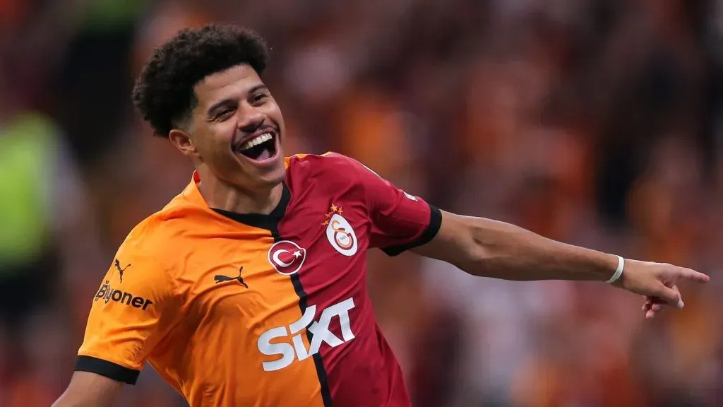 ISTAMBUL, TURQUIA - 14 DE SETEMBRO: Gabriel Sara, do Galatasaray, controla a bola durante a partida da Super Liga Turca entre Galatasaray e Rizespor no Estádio Rams Park em 14 de setembro de 2024 em Istambul, Turquia.