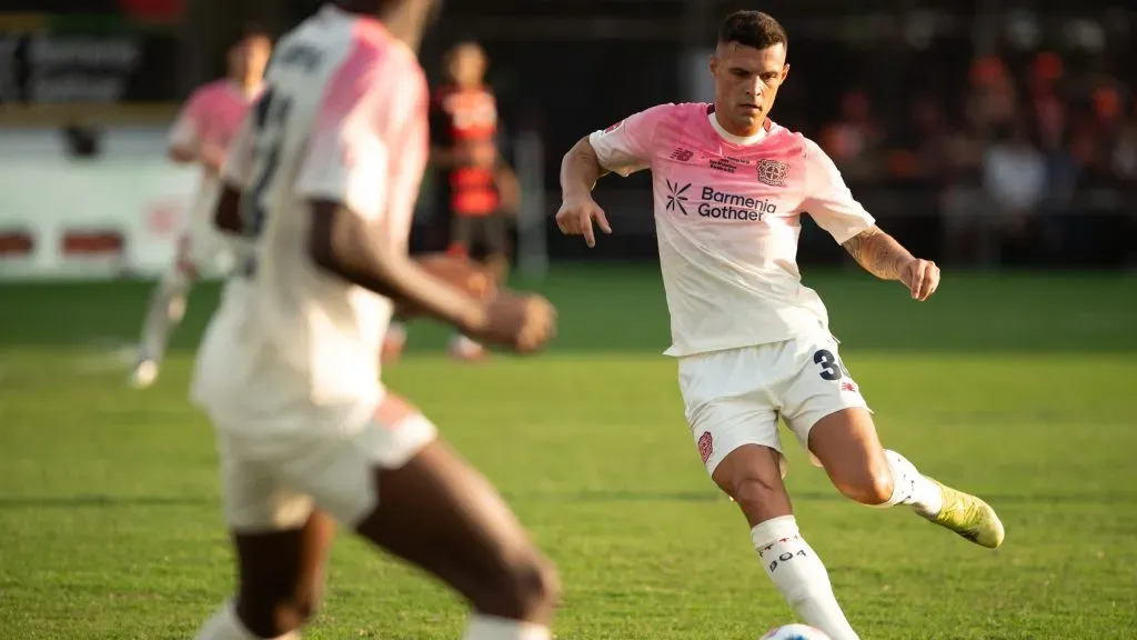 Xhaka, jogador do Bayer Leverkusen, durante partida contra o Flamengo. Foto: Jorge Rodrigues/AGIF