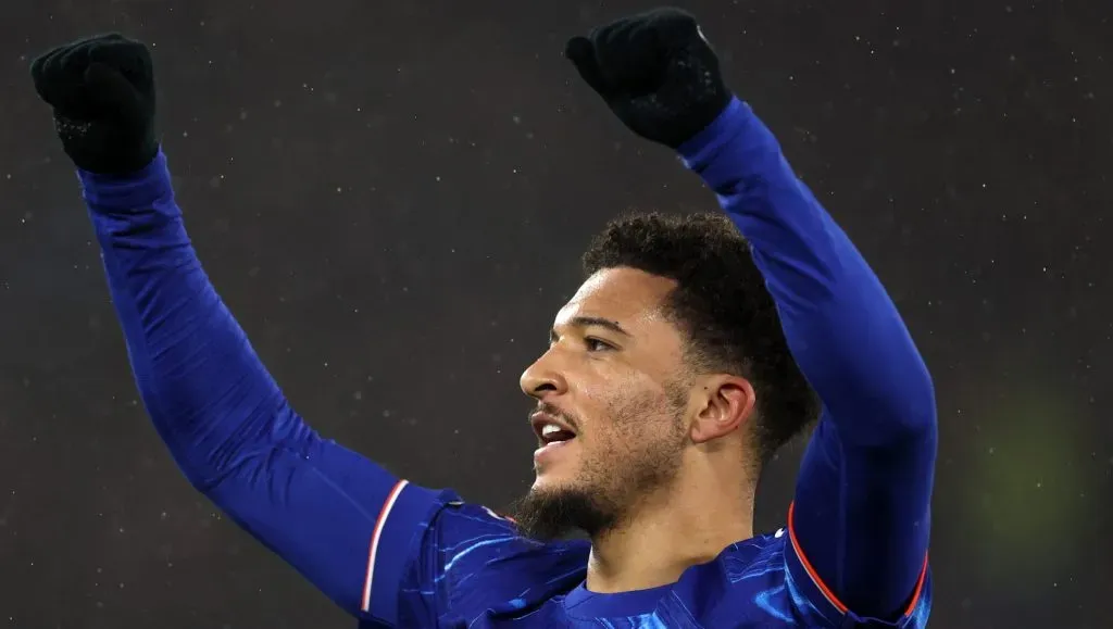 Jadon Sancho, com a camisa azul do Chelsea