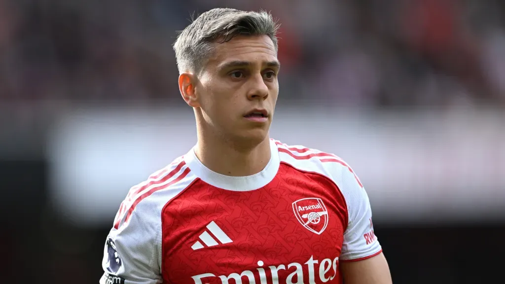 Leandro Trossard em jogo do Arsenal (Photo by Shaun Botterill/Getty Images)