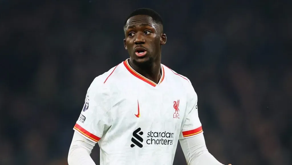 Ibrahima Konate, do Liverpool, reage durante a partida da Premier League entre Aston Villa e Liverpool no Villa Park, em 19 de fevereiro de 2025, em Birmingham, Inglaterra. (Foto de Dan Istitene/Getty Images)