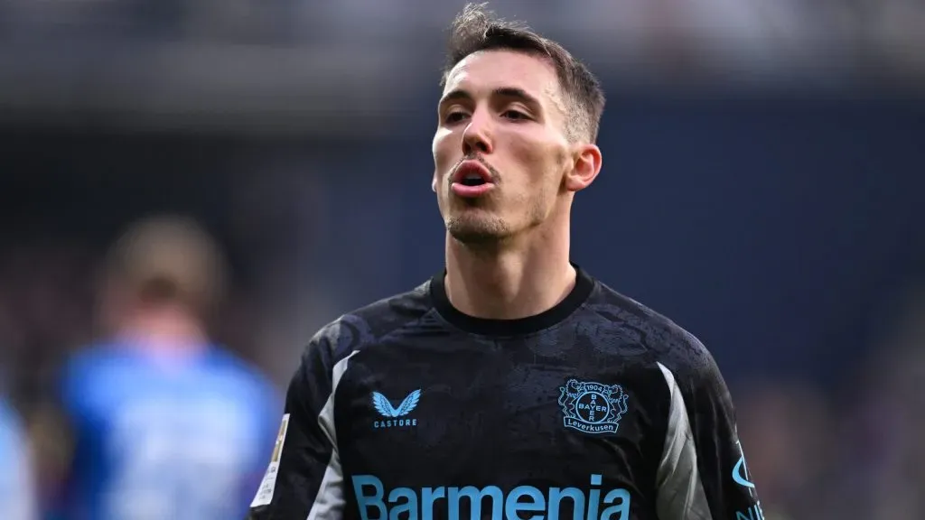 Alejandro Grimaldo com a camisa do Bayer Leverkusen. Foto: Oliver Hardt/Getty Images