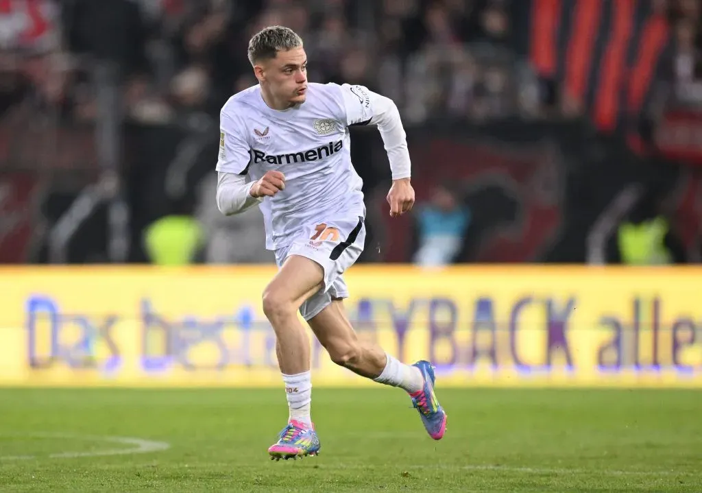 Florian Wirtz, do Leverkusen, em ação durante a partida da Bundesliga entre FC St. Pauli 1910 e Bayer 04 Leverkusen no Millerntor Stadium, em 20 de abril de 2025, em Hamburgo, Alemanha. (Foto de Stuart Franklin/Getty Images)