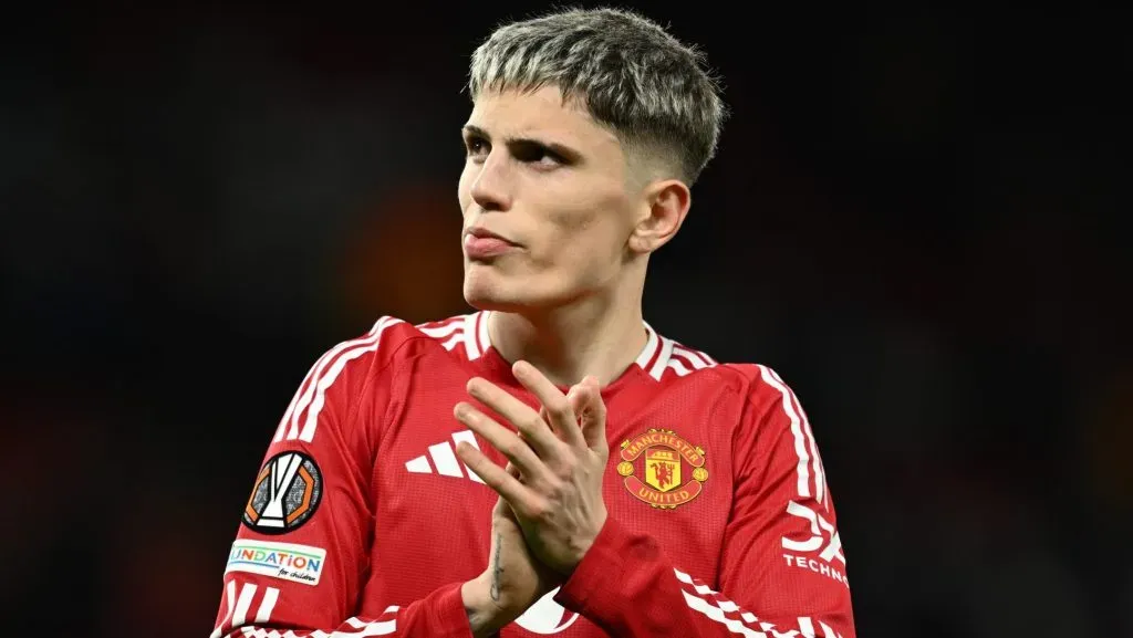 Garnacho, com a camisa vermelha do Manchester United, em campo