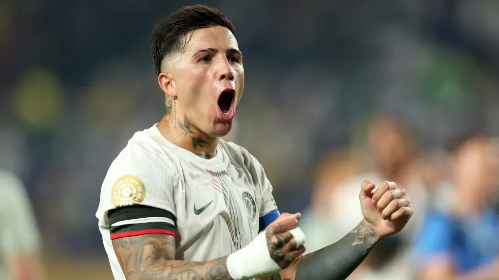 Enzo Fernández em jogo contra o Chelsea. Foto: Luke Hales/Getty Images