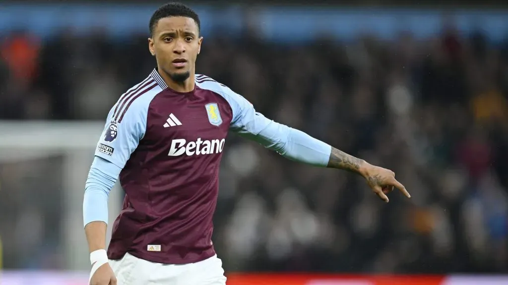 Ezri Konsa em jogo do Aston Villa. Foto: Michael Regan/Getty Images