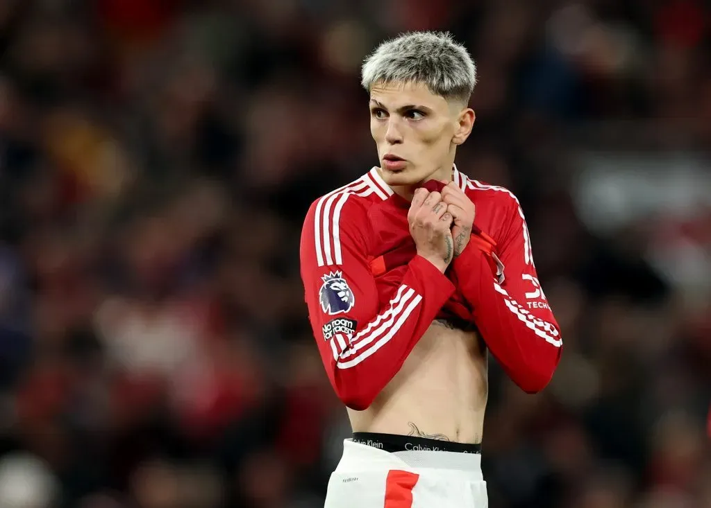 Alejandro Garnacho em campo pelo Manchester United (Photo by Carl Recine/Getty Images)