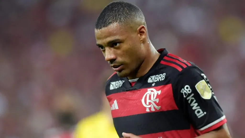 De La Cruz vive situação delicada no Flamengo. (Photo by Dhavid Normando/Getty Images)