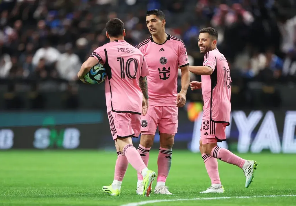 Messi, Luis Suárez e Jordi Alba em campo pelo Inter Miami.(Photo by Francois Nel/Getty Images)