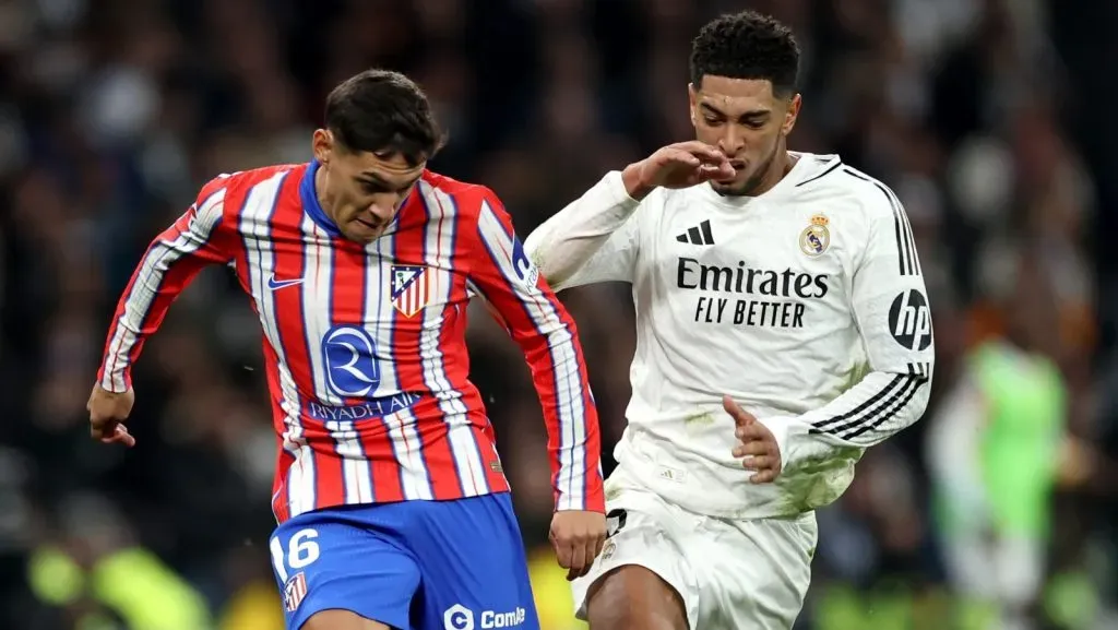 Nahuel Molina, do Atlético de Madrid, conduz a bola sob pressão de Jude Bellingham, do Real Madrid, durante a partida da LaLiga entre Real Madrid CF e Atlético de Madrid, no Estádio Santiago Bernabéu, em 8 de fevereiro de 2025, em Madri, Espanha. (Foto de Florencia Tan Jun/Getty Images)