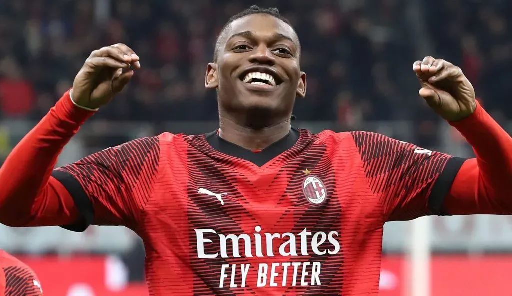 Rafael Leão, alvo do Chelsea, de camisa vermelha, do Milan. (Photo by Marco Luzzani/Getty Images)
