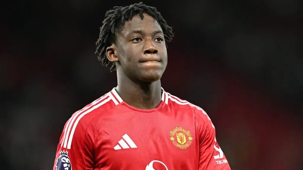 Mainoo, de camisa vermelha, em campo, pelo Manchester United. (Photo by Michael Regan/Getty Images)