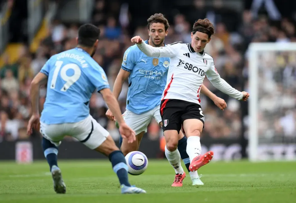 Nico e Gongogan, em campo, com a camisa azul do Manchester City