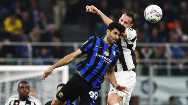 Mehdi Taremi, do FC Internazionale, e Federico Gatti, da Juventus, disputam uma bola aérea durante a partida da Serie A entre FC Internazionale e Juventus no Estádio Giuseppe Meazza, em 27 de outubro de 2024, em Milão, Itália. (Foto por Marco Luzzani/Getty Images)