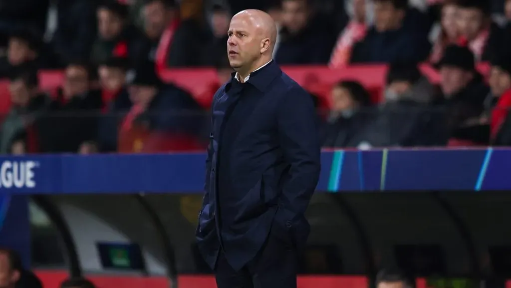 Arne Slot, técnico do Liverpool, gesticula durante a partida da Fase de Liga da Liga dos Campeões da UEFA 2024/25 (MD6) entre Girona FC e Liverpool FC no Estádio Montilivi, em 10 de dezembro de 2024, em Girona, Espanha. (Foto: Eric Alonso/Getty Images)