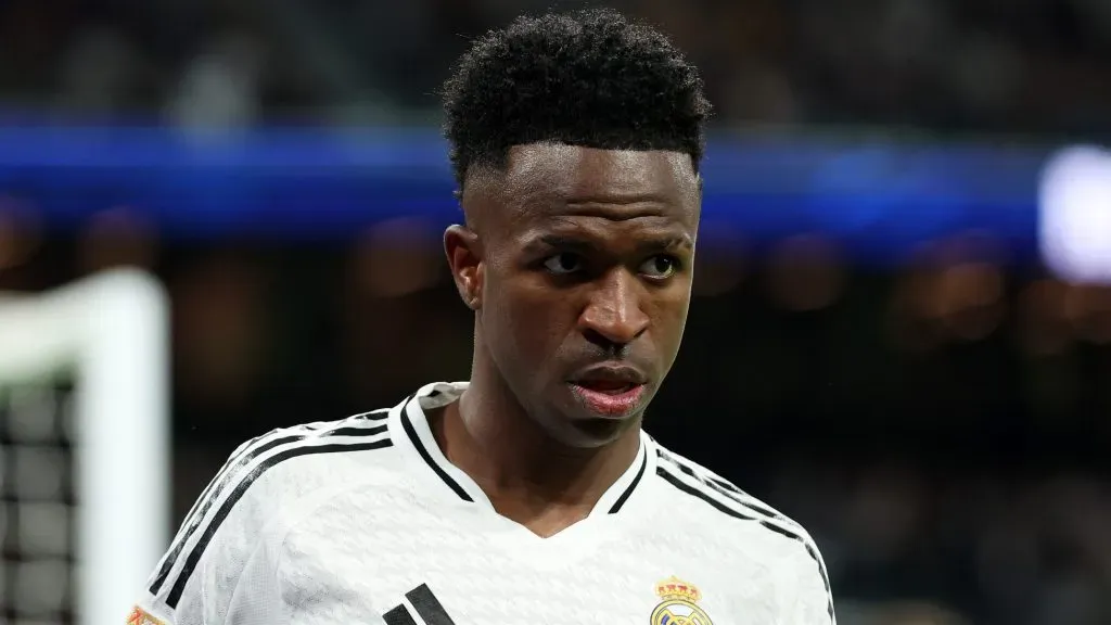 Vinícius Júnior, em campo, com a camisa branca do Real Madrid. (Photo by Florencia Tan Jun/Getty Images)