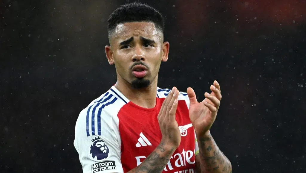 Gabriel Jesus, em campo, com a camisa vermelha e emblema do Arsenal. (Photo by Justin Setterfield/Getty Images)