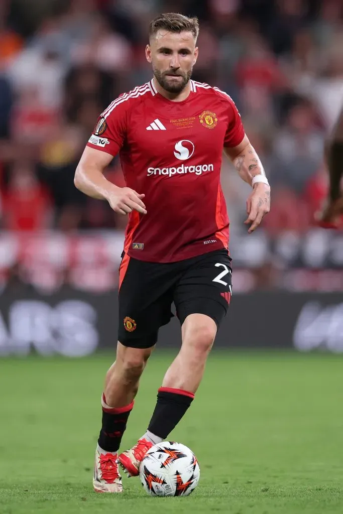 Luke Shaw em ação pelo Manchester United. Jogador deve deixar o clube, segundo o portal Daily Mail, e Amorim não vai impedir a sua saída  (Photo by Michael Steele/Getty Images)
