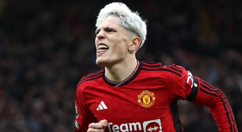Garnacho em campo com a camisa vermelha do Manchester United (Photo by Clive Brunskill/Getty Images)
