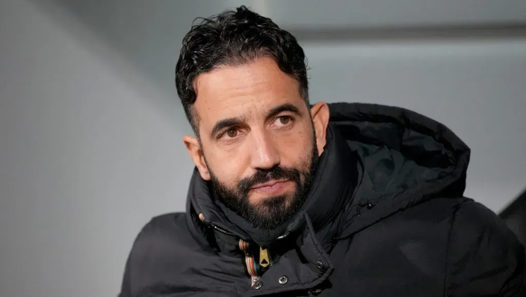 Ruben Amorim, treinador do Manchester United, com a jaqueta preta, em campo