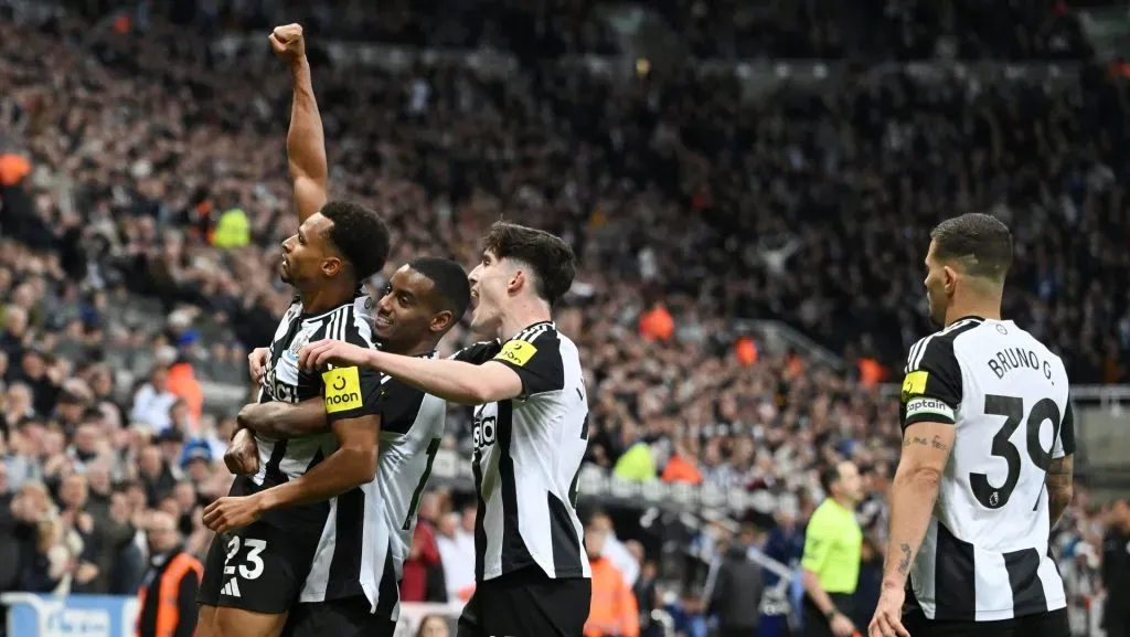 Com mudanças de peso no elenco, o Manchester City mira reforços para seguir competitivo. Já o Newcastle tenta evitar uma debandada, mas pode perder Livramento e Isak nos próximos dias. (Photo by Stu Forster/Getty Images)