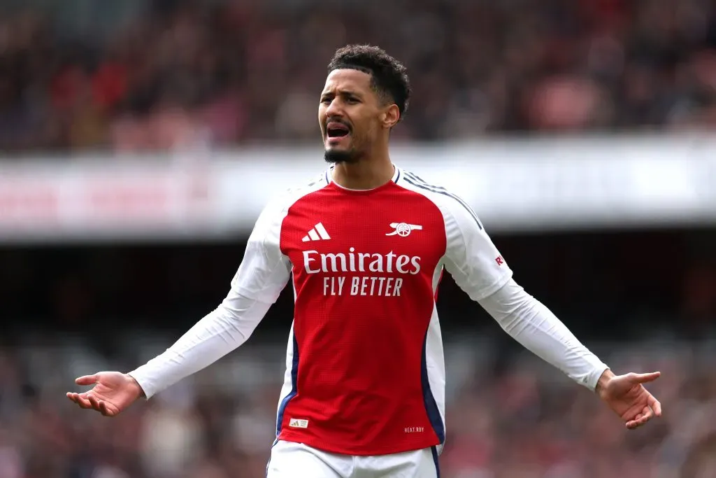 Saliba de camisa branca e vermelha