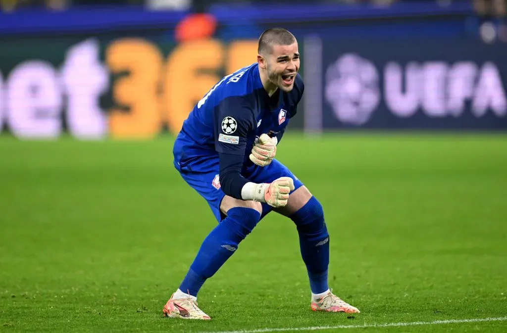 PSG se aproxima de Chevalier. (Photo by Daniel Kopatsch/Getty Images)