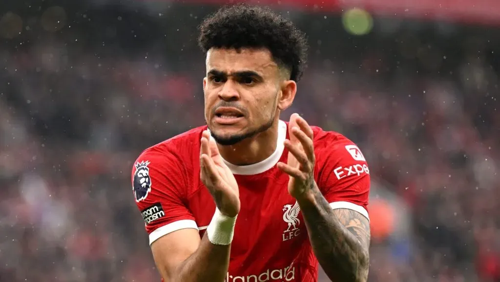 Luis Díaz, cotado no Barcelona, em campo com o Liverpool (Photo by Michael Regan/Getty Images)