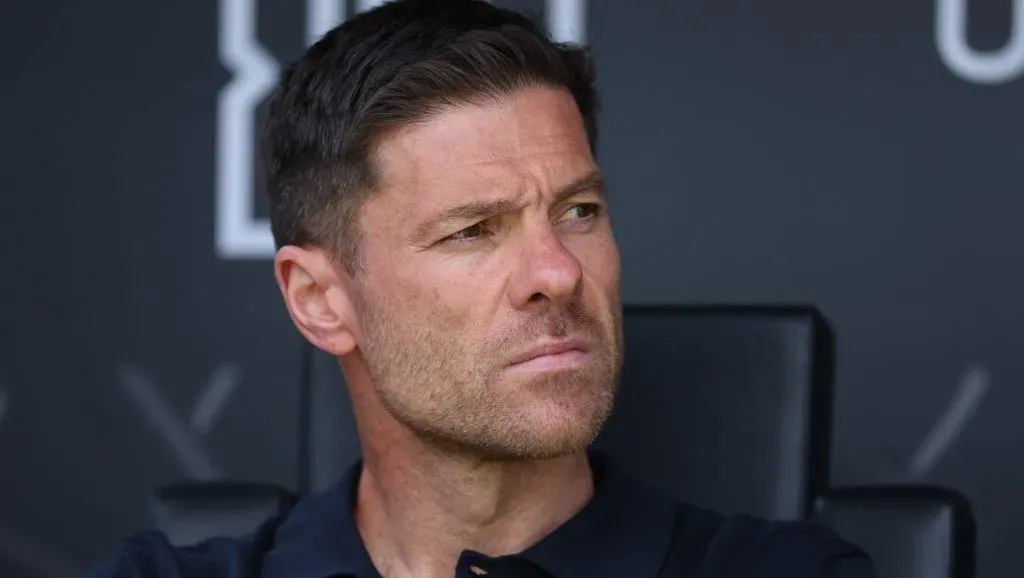 Xabi Alonso, com a camisa preta