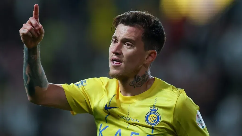 Otavio, em campo, com a camisa amarela