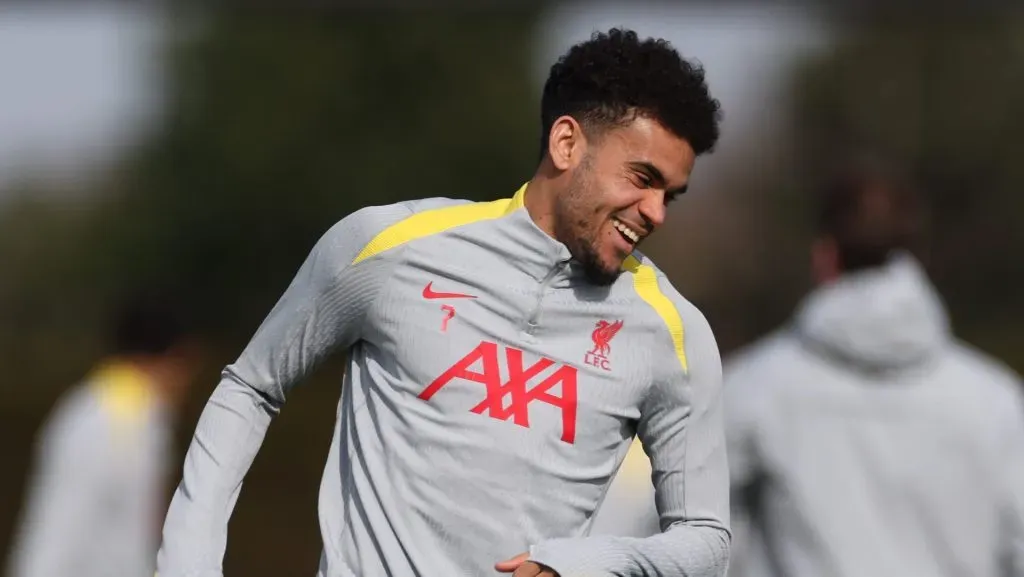 Luis Díaz, do Liverpool, treina durante a sessão de treinamento e coletiva de imprensa do Liverpool válida pelas oitavas de final da UEFA Champions League 2024/25, no Centro de Treinamento AXA Melwood, em 4 de março de 2025, em Liverpool, Inglaterra. (Foto de Lewis Storey/Getty Images)