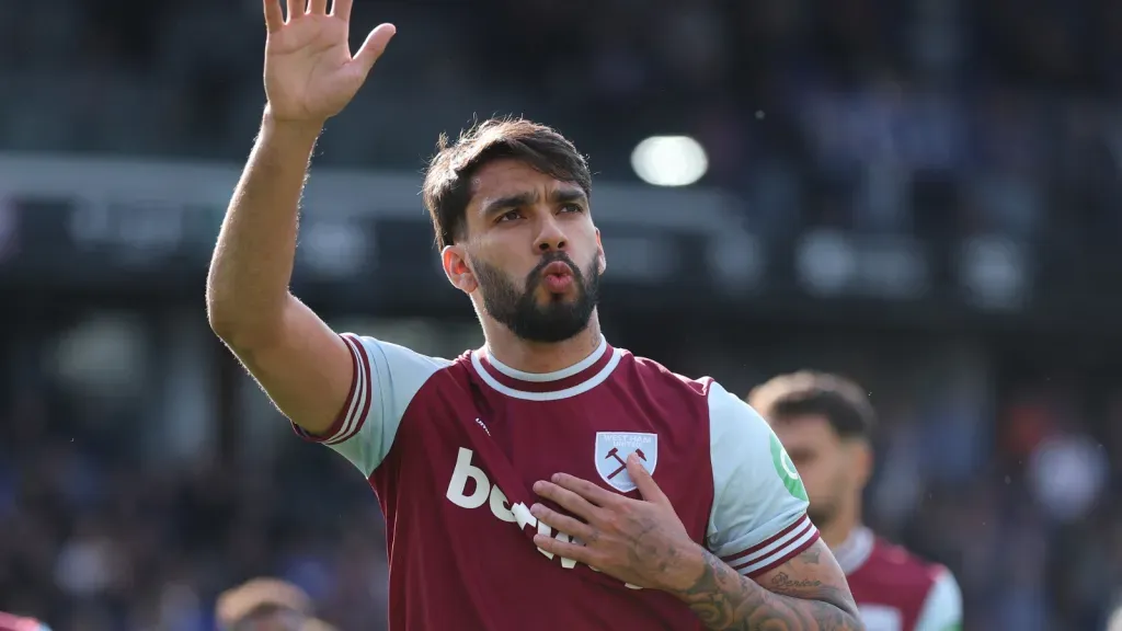 Lucas Paquetá com a mão para o alto após partida pelo West Ham (Photo by Richard Pelham/Getty Images)
