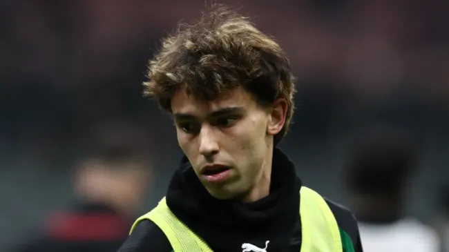 João Félix no aquecimento para partida do Milan (Photo by Marco Luzzani/Getty Images)