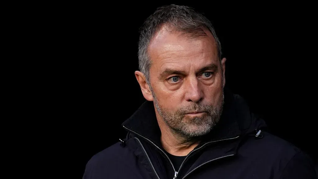 Hansi Flick, com a jaqueta preta pelo Barcelona