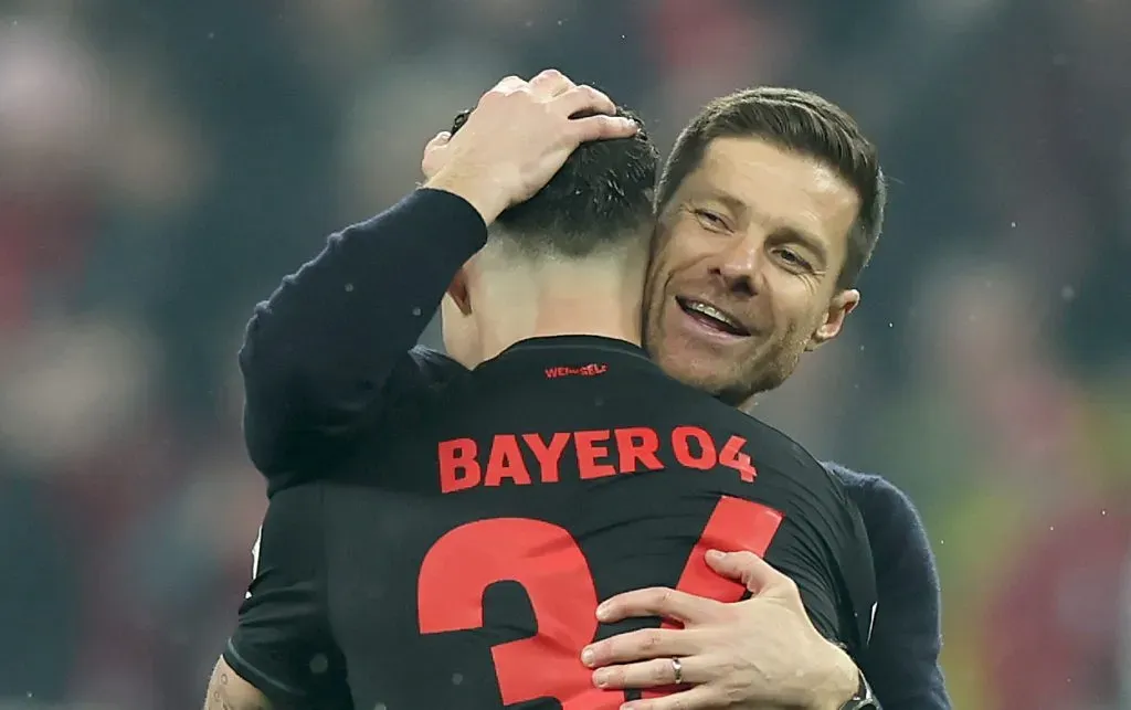 Granit Xhaka se junta a figuras como Florian Wirtz e Xabi Alonso na lista de despedidas do Bayer Leverkusen (Photo by Lars Baron/Getty Images)