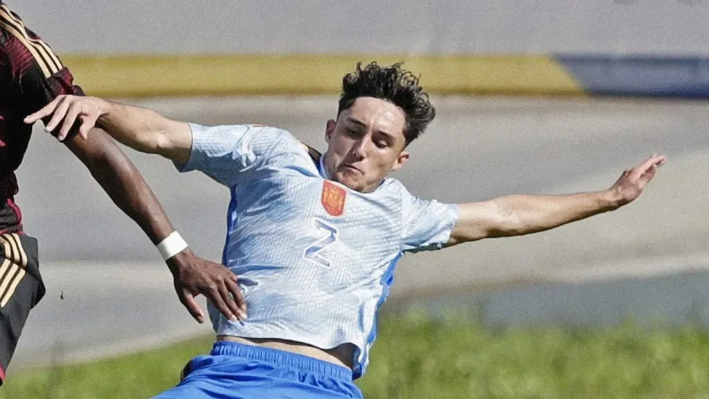 ALBUFEIRA, PORTUGAL - 10 DE FEVEREIRO: Jesus Fortea (R) da Espanha Sub-17 desafia Darnell Keumo (L) da Alemanha Sub-17 durante a partida Alemanha Sub-17 x Espanha Sub-17 - Torneio das Quatro Nações em 10 de fevereiro de 2024 em Albufeira, Portugal.