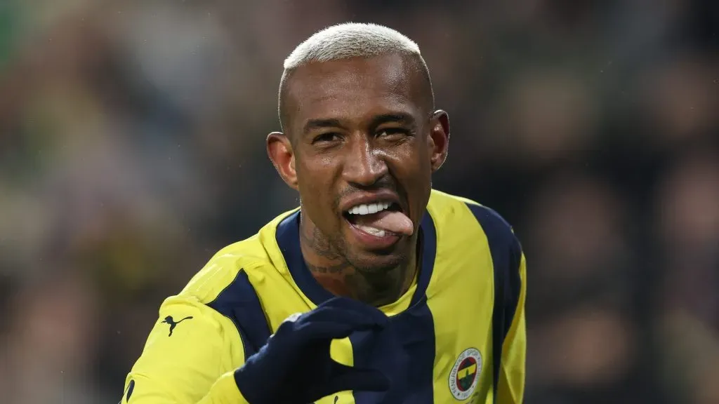ISTAMBUL, TURQUIA - 6 DE ABRIL: Anderson Talisca, do Fenerbahçe, comemora após marcar o terceiro gol de sua equipe durante a partida da Super Liga Turca entre Fenerbahçe e Trabzonspor no Estádio Ulker Sukru Saracoglu em 6 de abril de 2025 em Istambul, Turquia.