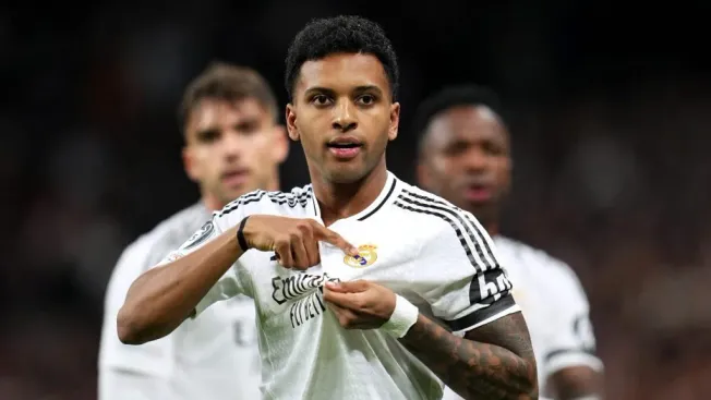 Rodrygo, em campo, com a camisa branca do Real Madrid