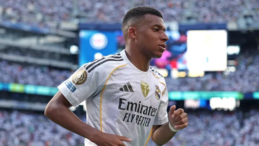 Kylian Mbappé com a camisa do Real Madrid durante partida (Photo by Buda Mendes/Getty Images)