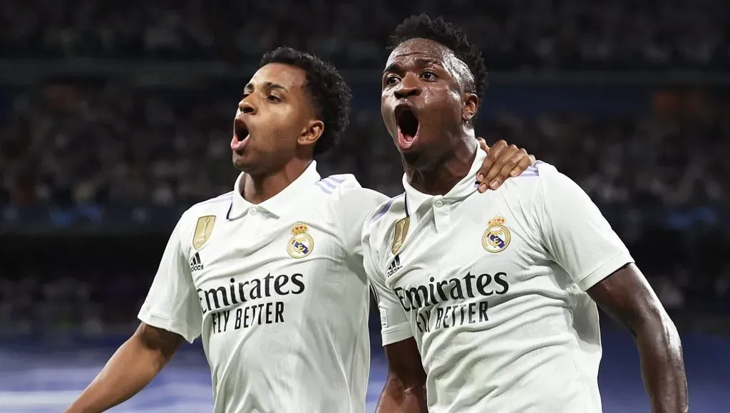 Rodrygo e Vinicius Junior, em campo, com a camisa branca do Real Madrid