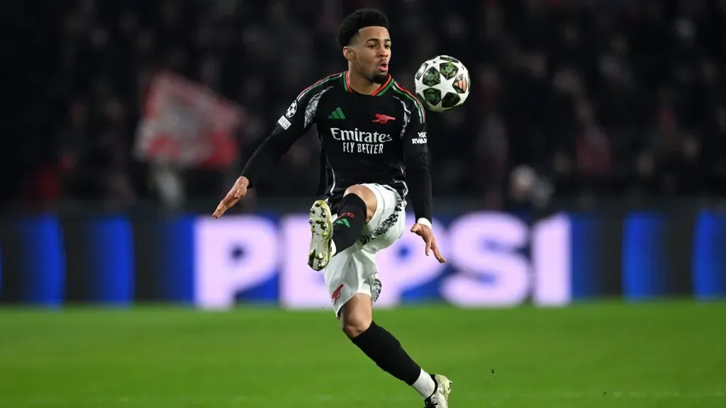 Ethan Nwaneri em jogo do Arsenal. Foto: Justin Setterfield/Getty Images