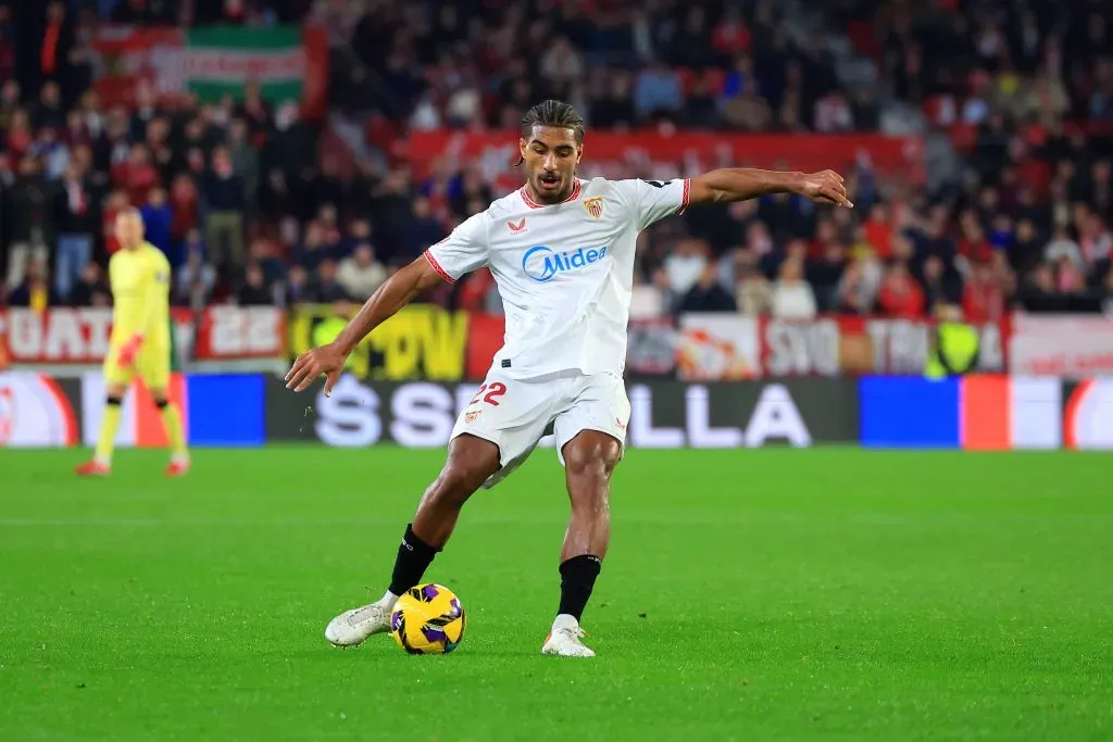 Loïc Badé, do Sevilla FC, marca o primeiro gol do seu time durante a partida da LaLiga entre Sevilla FC e RCD Espanyol de Barcelona, no Estádio Ramón Sánchez Pizjuán, em 25 de janeiro de 2025, em Sevilha, Espanha. (Foto de Fran Santiago/Getty Images)