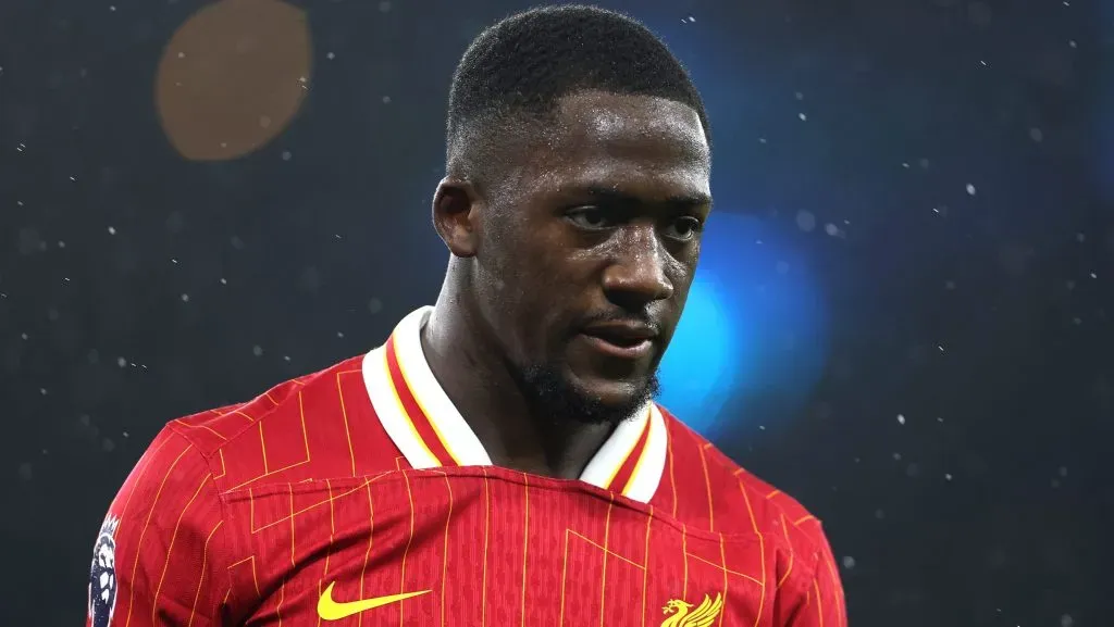 Konaté, com a camisa vermelha do Liverpool