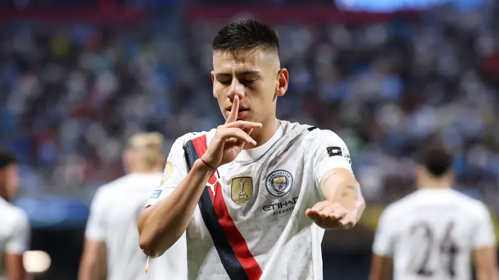 Echeverri comemora gol com a camisa do Manchester City no Mundial de Clubes (Photo by Alex Grimm/Getty Images)