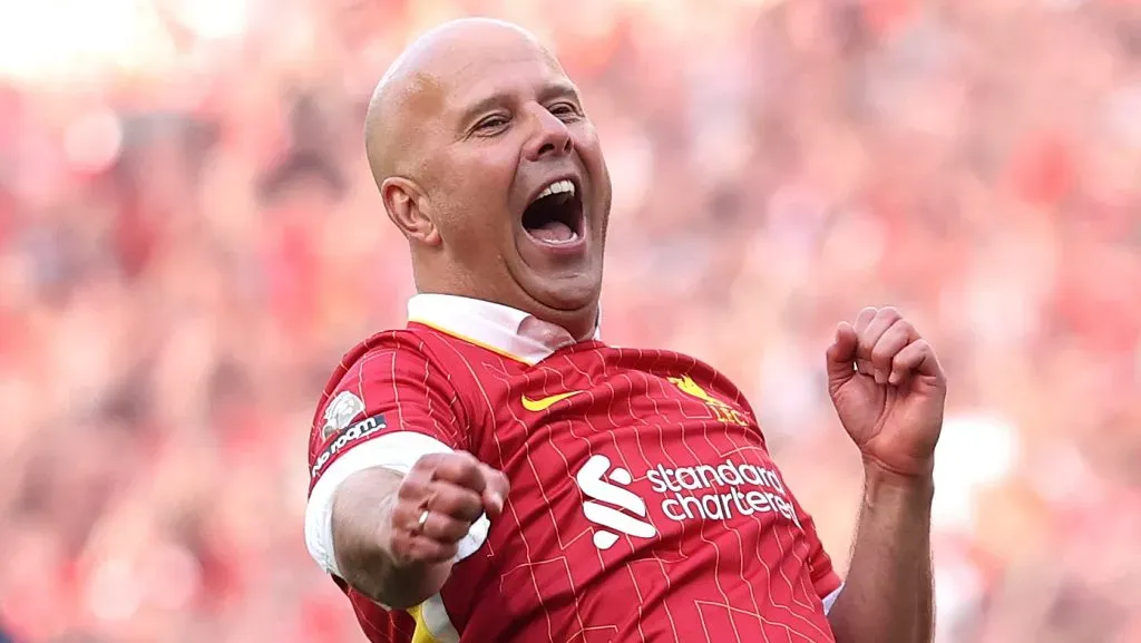 Arne Slot, com a camisa vermelha do Liverpool