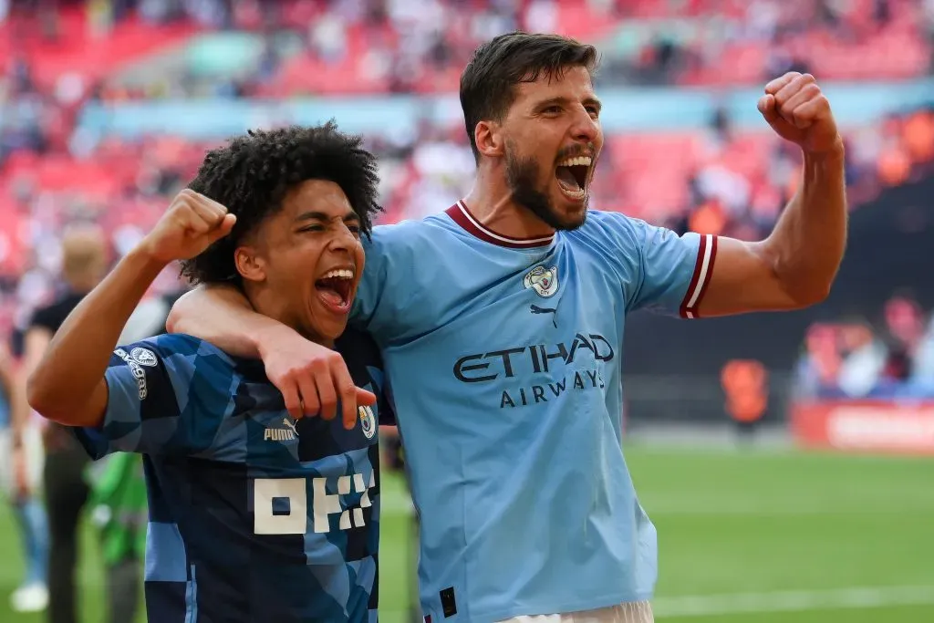 Ruben Dias e Rico Lewis podem renovar seus contratos com o Manchester City, segundo o Daily Mail. Jogadores podem ajudar o time de Guardiola nesta nova temporada(Photo by Mike Hewitt/Getty Images)