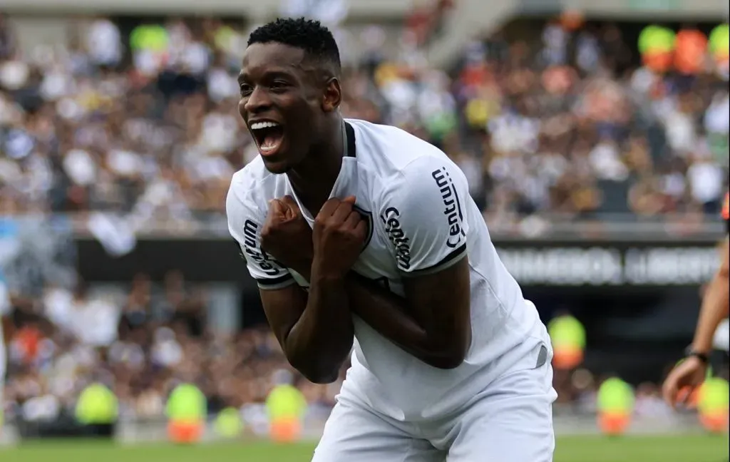 Luiz Henrique celebrando gol pelo Botafogo
