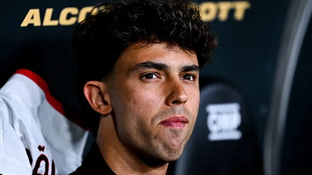 João Félix, no banco de reservas, de jaqueta preta